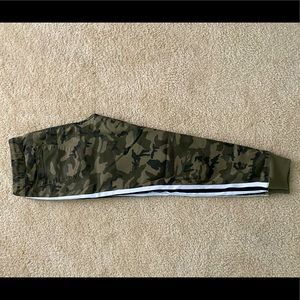 Ashley Mason Camouflaged Women Joggers (Size: Medium).